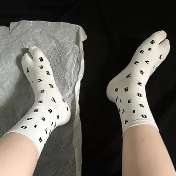 1 Çift Japon Jakarlı Bölünmüş Ayak Çorap Unisex Basit İki Parmaklı Çorap Moda Erkekler ve Kadınlar Orta Tüp Çorap İki Parmak Çorap Görüntü